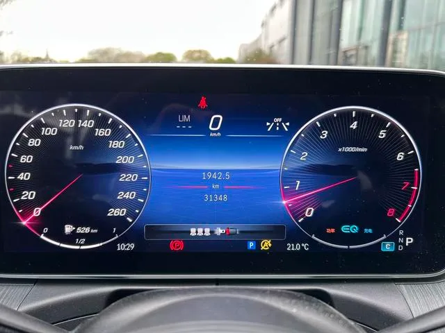 Mercedes-Benz C-Class 2022 C 200 L Versión deportiva interior foto 17