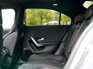 Mercedes-Benz A-Class AMG 2021 AMG A 35 L 4MATIC Edición especial de la noche ardiente interior foto 13 Mercedes-Benz A-Class AMG 2021 AMG A 35 L 4MATIC Edición especial de la noche ardiente interior foto 13