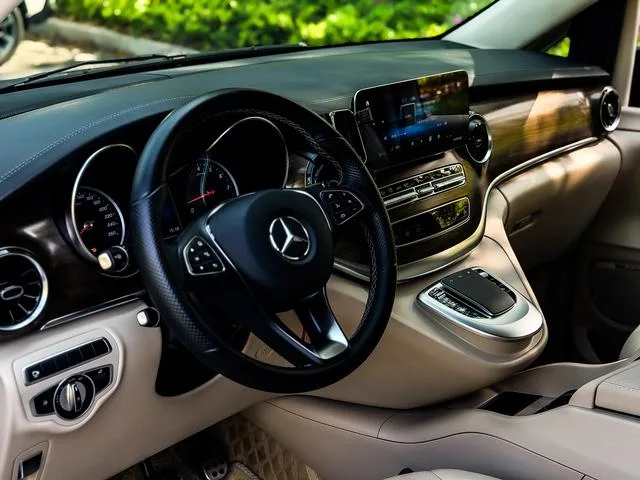 Mercedes-Benz V-Class 2020 V 260 Version de luxe intérieur photo 12 Mercedes-Benz V-Class 2020 V 260 Version de luxe intérieur photo 12