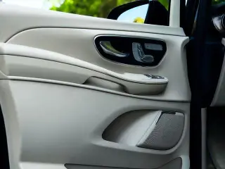 Mercedes-Benz V-Class 2020 V 260 Version de luxe intérieur photo 13 Mercedes-Benz V-Class 2020 V 260 Version de luxe intérieur photo 13