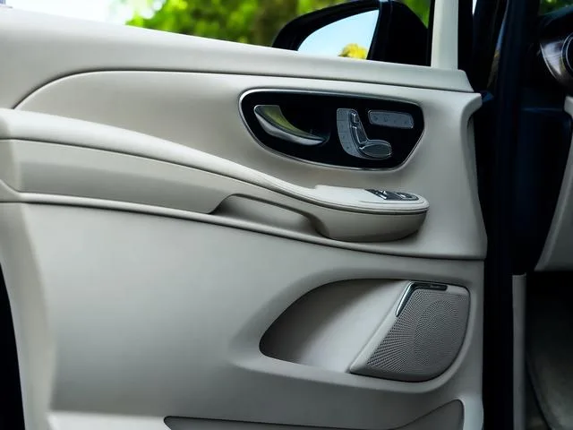 Mercedes-Benz V-Class 2020 V 260 Version de luxe intérieur photo 13 Mercedes-Benz V-Class 2020 V 260 Version de luxe intérieur photo 13