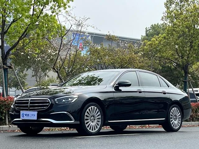 Mercedes-Benz E-Class 2023 E 300 L Estilo de moda Coche exterior foto 1 Mercedes-Benz E-Class 2023 E 300 L Estilo de moda Coche exterior foto 1