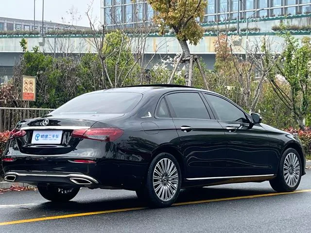 Mercedes-Benz E-Class 2023 E 300 L Estilo de moda Coche exterior foto 3 Mercedes-Benz E-Class 2023 E 300 L Estilo de moda Coche exterior foto 3