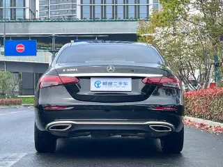 Mercedes-Benz E-Class 2023 E 300 L Estilo de moda Coche exterior foto 4 Mercedes-Benz E-Class 2023 E 300 L Estilo de moda Coche exterior foto 4