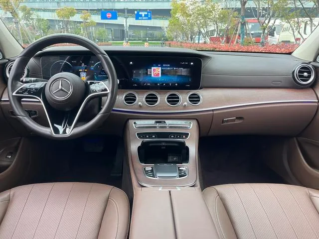 Mercedes-Benz E-Class 2023 E 300 L Estilo de moda Coche exterior foto 7 Mercedes-Benz E-Class 2023 E 300 L Estilo de moda Coche exterior foto 7