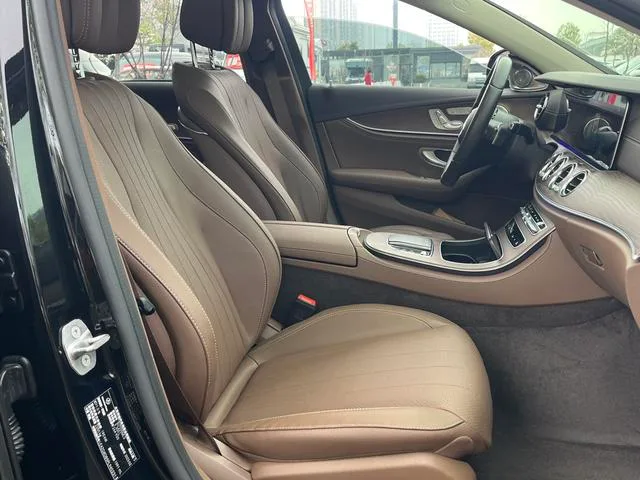 Mercedes-Benz E-Class 2023 E 300 L Estilo de moda Coche exterior foto 10 Mercedes-Benz E-Class 2023 E 300 L Estilo de moda Coche exterior foto 10