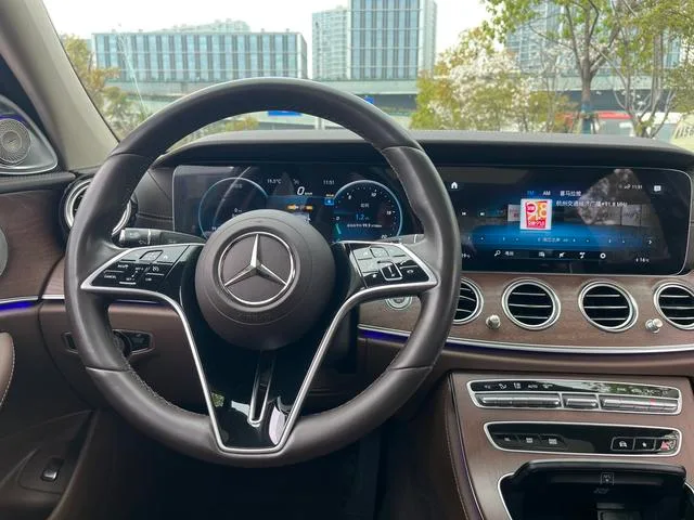 Mercedes-Benz E-Class 2023 E 300 L Estilo de moda Coche interior foto 12 Mercedes-Benz E-Class 2023 E 300 L Estilo de moda Coche interior foto 12