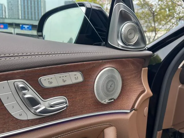 Mercedes-Benz E-Class 2023 E 300 L Estilo de moda Coche interior foto 13 Mercedes-Benz E-Class 2023 E 300 L Estilo de moda Coche interior foto 13