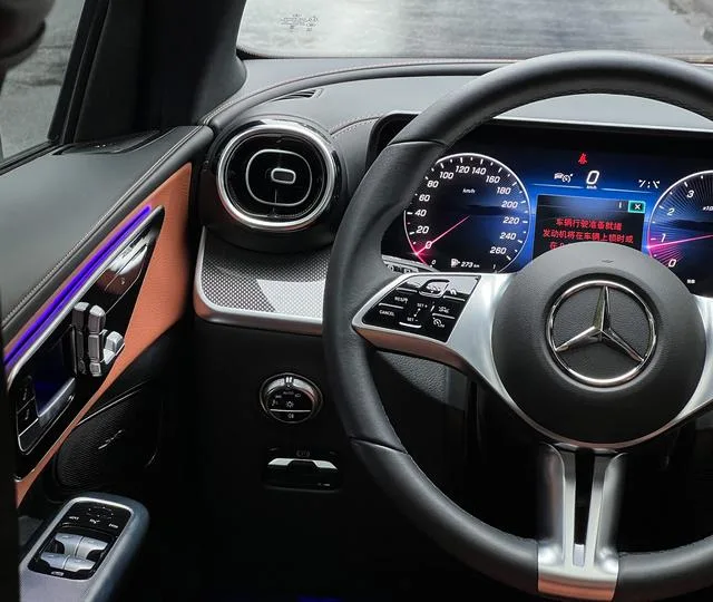 Mercedes-Benz GLC 2023 GLC 260 L 4MATIC Dynamic 5 seat interior photo 12 Mercedes-Benz GLC 2023 GLC 260 L 4MATIC Dynamic 5 seat interior photo 12
