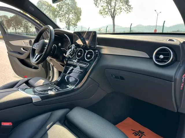 Mercedes-Benz GLC Coupe 2021 GLC 260 4MATIC Coupé SUV intérieur photo 10 Mercedes-Benz GLC Coupe 2021 GLC 260 4MATIC Coupé SUV intérieur photo 10