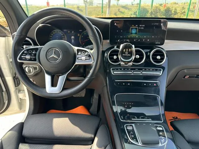 Mercedes-Benz GLC Coupe 2021 GLC 260 4MATIC Coupé SUV intérieur photo 12 Mercedes-Benz GLC Coupe 2021 GLC 260 4MATIC Coupé SUV intérieur photo 12