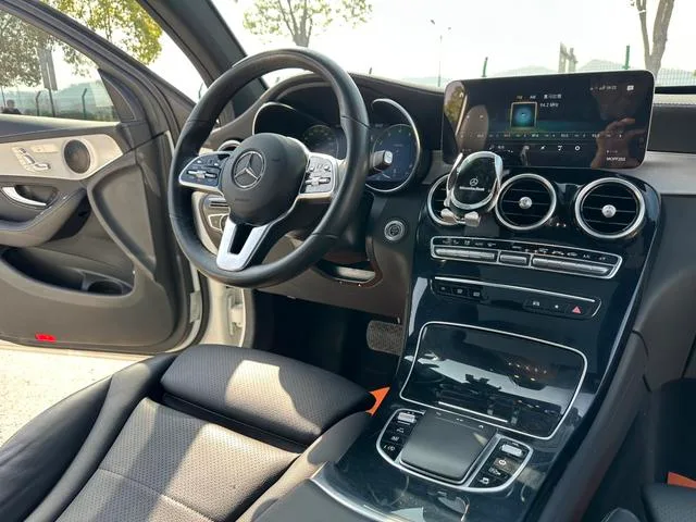 Mercedes-Benz GLC Coupe 2021 GLC 260 4MATIC Coupé SUV intérieur photo 13 Mercedes-Benz GLC Coupe 2021 GLC 260 4MATIC Coupé SUV intérieur photo 13