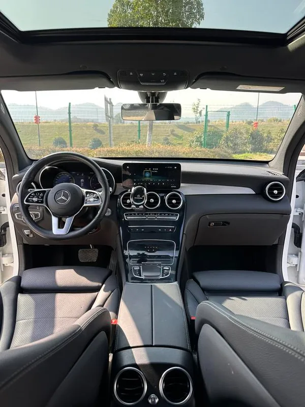 Mercedes-Benz GLC Coupe 2021 GLC 260 4MATIC Coupé SUV intérieur photo 14 Mercedes-Benz GLC Coupe 2021 GLC 260 4MATIC Coupé SUV intérieur photo 14