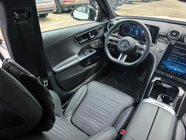 Mercedes-Benz C-Class 2025 C 260 L Edición deportiva Haoye interior foto 13 Mercedes-Benz C-Class 2025 C 260 L Edición deportiva Haoye interior foto 13