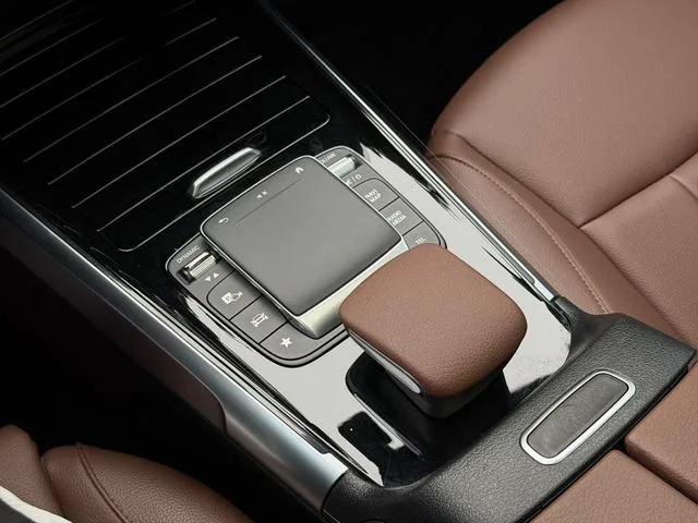Mercedes-Benz GLB 2023 GLB 200 Fashionable interior photo 13 Mercedes-Benz GLB 2023 GLB 200 Fashionable interior photo 13