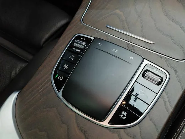 Mercedes-Benz GLC 2021 GLC 260 L 4MATIC Luxury type interior photo 16 Mercedes-Benz GLC 2021 GLC 260 L 4MATIC Luxury type interior photo 16