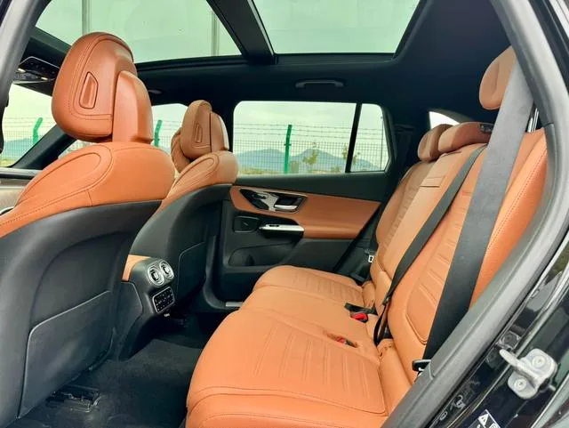 Mercedes-Benz GLC 2024 GLC 300 L 4MATIC Dynamic 7 seat interior photo 8 Mercedes-Benz GLC 2024 GLC 300 L 4MATIC Dynamic 7 seat interior photo 8