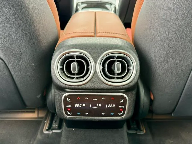 Mercedes-Benz GLC 2024 GLC 300 L 4MATIC Dynamic 7 seat interior photo 9 Mercedes-Benz GLC 2024 GLC 300 L 4MATIC Dynamic 7 seat interior photo 9