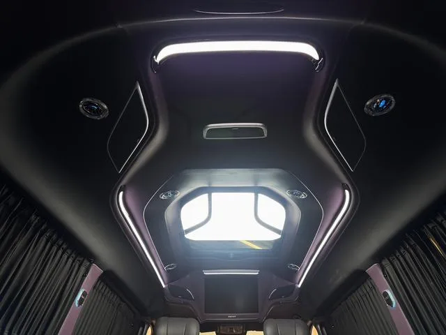 Mercedes-Benz V-Class 2022 V 260 L Long Wheelbase Deluxe Edition interior photo 11 Mercedes-Benz V-Class 2022 V 260 L Long Wheelbase Deluxe Edition interior photo 11