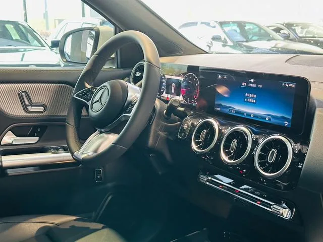 Mercedes-Benz GLA 2024 GLA 200 interior foto 11 Mercedes-Benz GLA 2024 GLA 200 interior foto 11