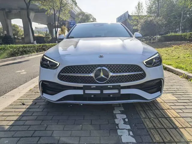 Mercedes-Benz C-Class 2023 C 260 L Versión deportiva exterior foto 2 Mercedes-Benz C-Class 2023 C 260 L Versión deportiva exterior foto 2