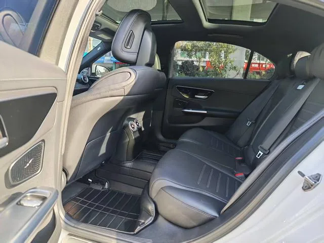 Mercedes-Benz C-Class 2023 C 260 L Versión deportiva interior foto 6 Mercedes-Benz C-Class 2023 C 260 L Versión deportiva interior foto 6