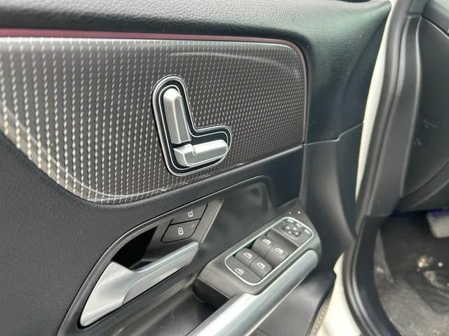 Mercedes-Benz GLA 2023 GLA 220 interior photo 15 Mercedes-Benz GLA 2023 GLA 220 interior photo 15