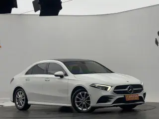 Mercedes-Benz A-Class 2021 A 200 L Versión dinámica de coche deportivo exterior foto 3 Mercedes-Benz A-Class 2021 A 200 L Versión dinámica de coche deportivo exterior foto 3