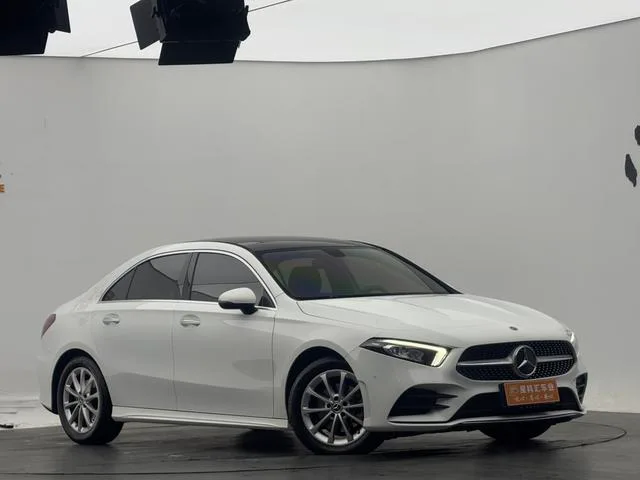 Mercedes-Benz A-Class 2021 A 200 L Versión dinámica de coche deportivo exterior foto 3 Mercedes-Benz A-Class 2021 A 200 L Versión dinámica de coche deportivo exterior foto 3