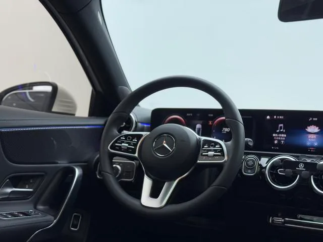 Mercedes-Benz A-Class 2021 A 200 L Versión dinámica de coche deportivo interior foto 8 Mercedes-Benz A-Class 2021 A 200 L Versión dinámica de coche deportivo interior foto 8