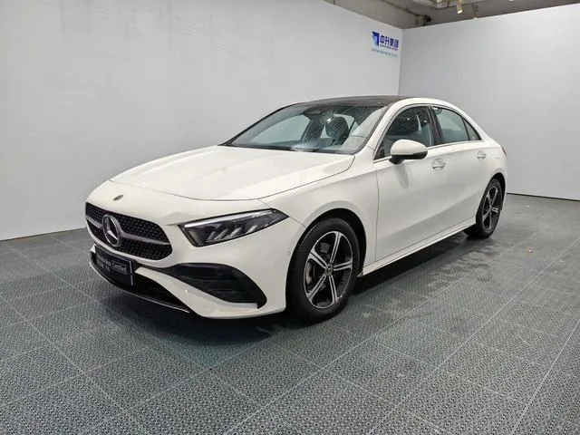 Mercedes-Benz A-Class 2023 A 200 L Voiture de sport version mode extérieur photo 1 Mercedes-Benz A-Class 2023 A 200 L Voiture de sport version mode extérieur photo 1