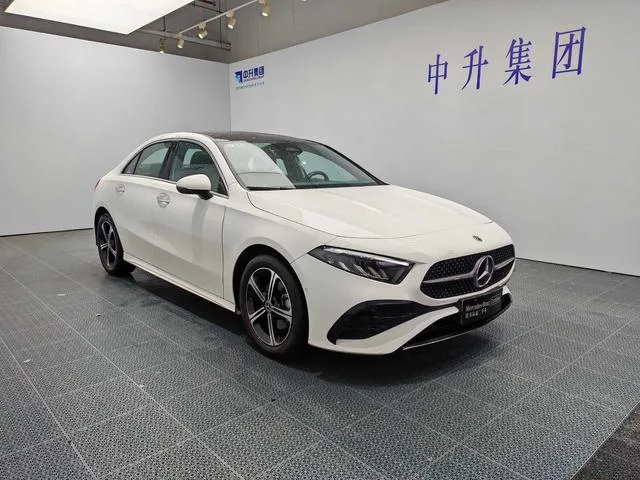 Mercedes-Benz A-Class 2023 A 200 L Voiture de sport version mode extérieur photo 3 Mercedes-Benz A-Class 2023 A 200 L Voiture de sport version mode extérieur photo 3