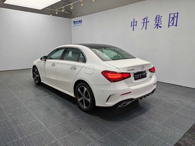 Mercedes-Benz A-Class 2023 A 200 L Voiture de sport version mode extérieur photo 4 Mercedes-Benz A-Class 2023 A 200 L Voiture de sport version mode extérieur photo 4