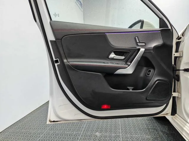 Mercedes-Benz A-Class 2023 A 200 L Voiture de sport version mode intérieur photo 13 Mercedes-Benz A-Class 2023 A 200 L Voiture de sport version mode intérieur photo 13