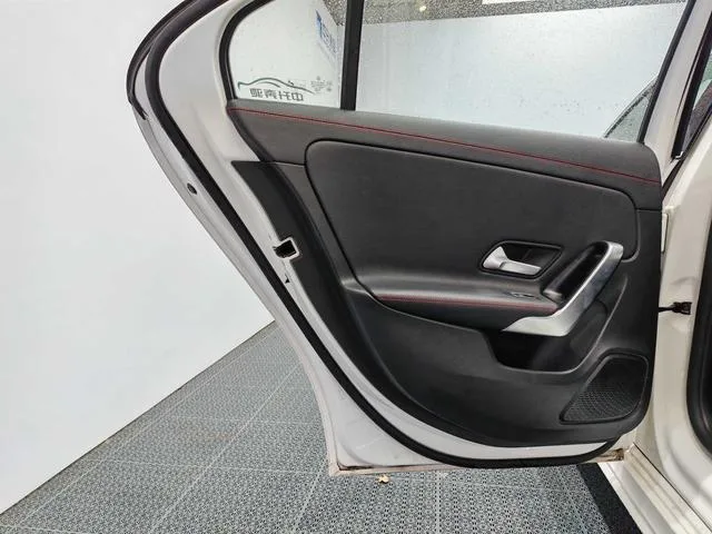 Mercedes-Benz A-Class 2023 A 200 L Voiture de sport version mode intérieur photo 14 Mercedes-Benz A-Class 2023 A 200 L Voiture de sport version mode intérieur photo 14
