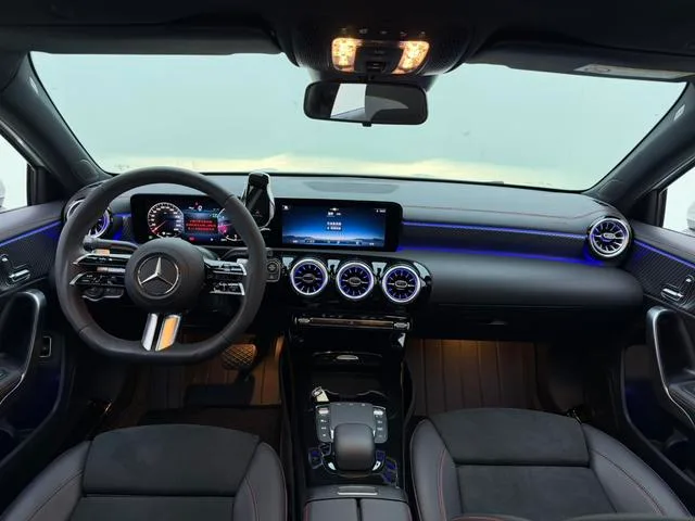 Mercedes-Benz A-Class 2023 A 200 L Voiture de sport version mode extérieur photo 6 Mercedes-Benz A-Class 2023 A 200 L Voiture de sport version mode extérieur photo 6
