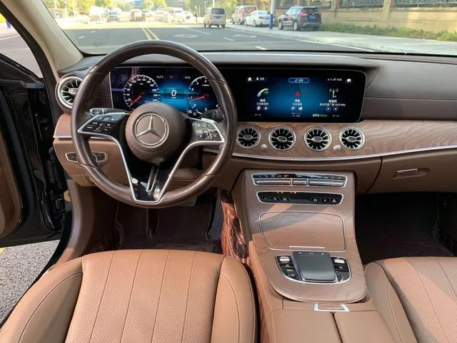 Mercedes-Benz E-Class 2022 Trois lifting E 300 L Style tendance Voiture intérieur photo 14 Mercedes-Benz E-Class 2022 Trois lifting E 300 L Style tendance Voiture intérieur photo 14