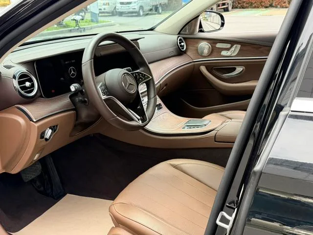 Mercedes-Benz E-Class 2023 E 300 L Fashionable Passenger car interior photo 10 Mercedes-Benz E-Class 2023 E 300 L Fashionable Passenger car interior photo 10