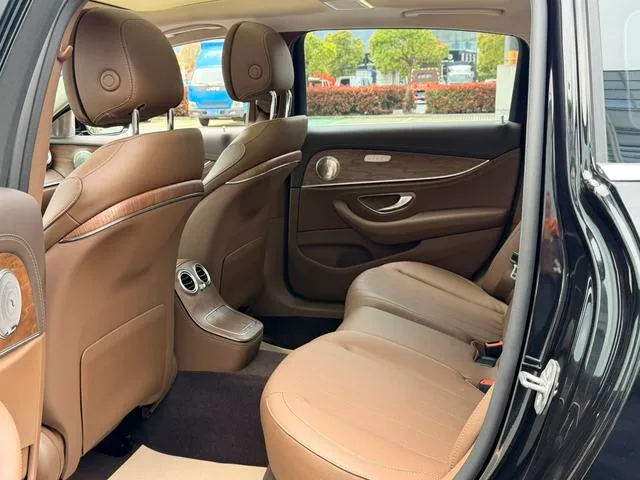 Mercedes-Benz E-Class 2023 E 300 L Fashionable Passenger car interior photo 12 Mercedes-Benz E-Class 2023 E 300 L Fashionable Passenger car interior photo 12