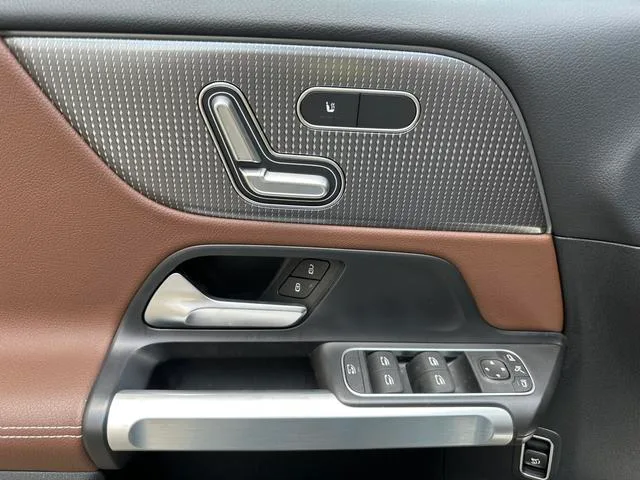 Mercedes-Benz GLB 2023 GLB 220 Estilo de moda exterior foto 6 Mercedes-Benz GLB 2023 GLB 220 Estilo de moda exterior foto 6