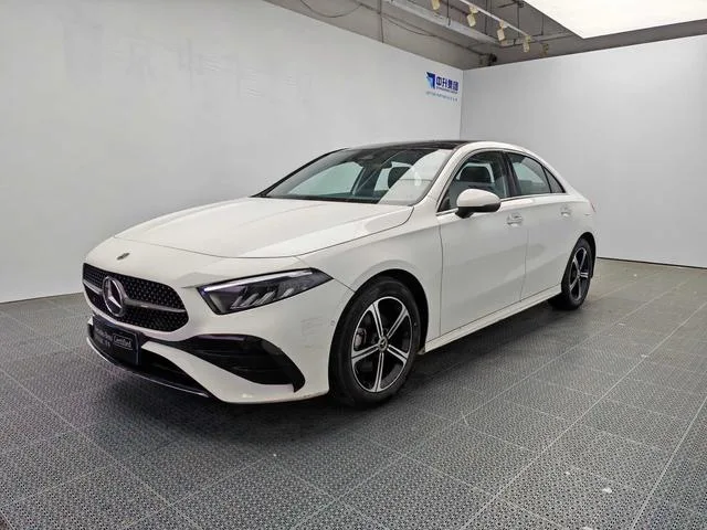 Mercedes-Benz A-Class 2023 A 200 L Edición de moda de coche deportivo exterior foto 1 Mercedes-Benz A-Class 2023 A 200 L Edición de moda de coche deportivo exterior foto 1