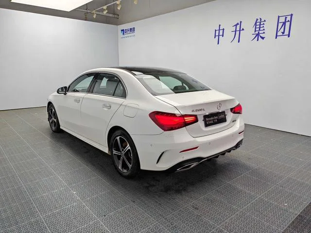 Mercedes-Benz A-Class 2023 A 200 L Edición de moda de coche deportivo exterior foto 4 Mercedes-Benz A-Class 2023 A 200 L Edición de moda de coche deportivo exterior foto 4