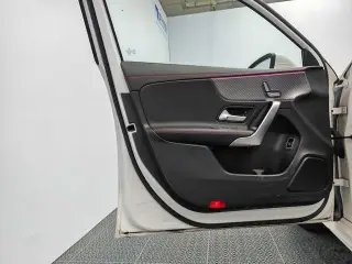 Mercedes-Benz A-Class 2023 A 200 L Edición de moda de coche deportivo interior foto 13 Mercedes-Benz A-Class 2023 A 200 L Edición de moda de coche deportivo interior foto 13
