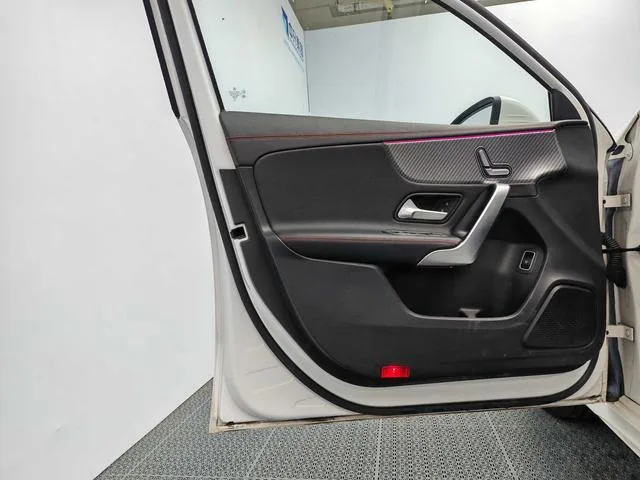 Mercedes-Benz A-Class 2023 A 200 L Edición de moda de coche deportivo interior foto 13 Mercedes-Benz A-Class 2023 A 200 L Edición de moda de coche deportivo interior foto 13