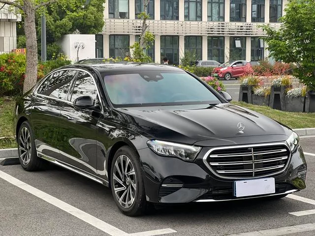 Mercedes-Benz E-Class 2024 E 300 L De lujo Coche exterior foto 3