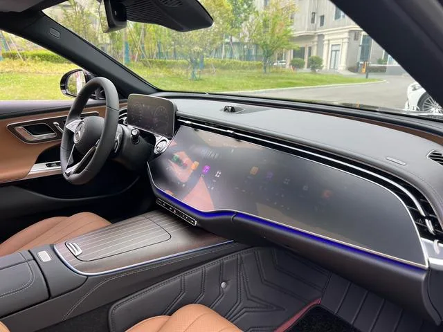 Mercedes-Benz E-Class 2024 E 300 L De lujo Coche interior foto 11