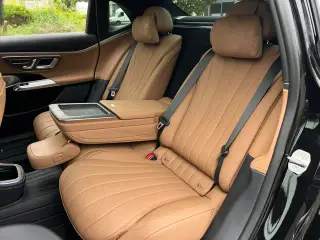 Mercedes-Benz E-Class 2024 E 300 L De lujo Coche interior foto 15