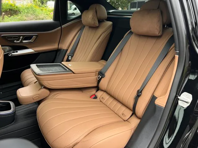 Mercedes-Benz E-Class 2024 E 300 L De lujo Coche interior foto 15