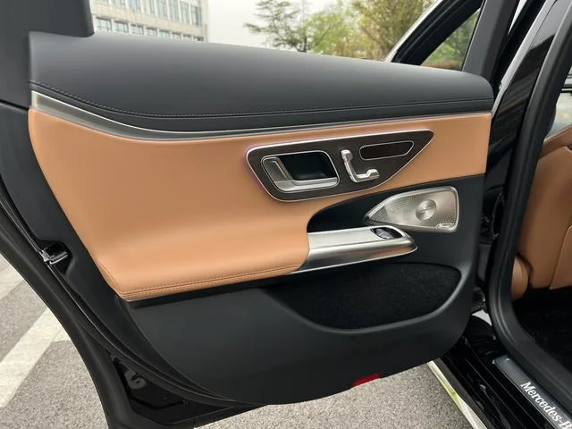 Mercedes-Benz E-Class 2024 E 300 L De lujo Coche interior foto 16