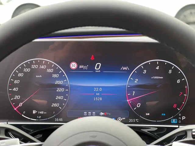 Mercedes-Benz E-Class 2024 E 300 L De lujo Coche interior foto 19